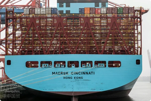 How can professional agents overcome the three major challenges in equipment export?