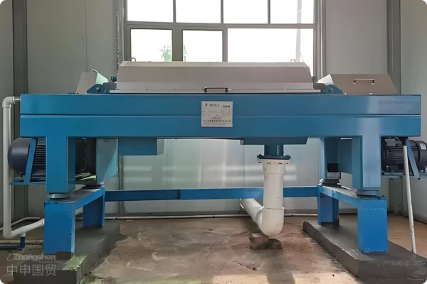 Sludge dewatering machine (centrifugal type)