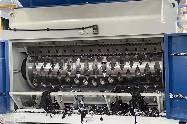 Solid-waste shredder