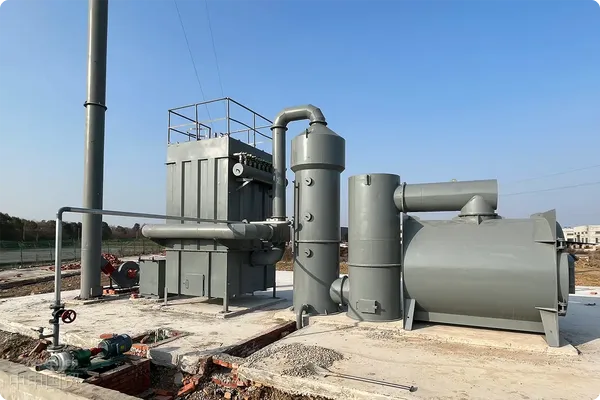 屋外の灰色の産業(yè)設(shè)備（パイプ、タワー、タンク）、青い空の場(chǎng)所